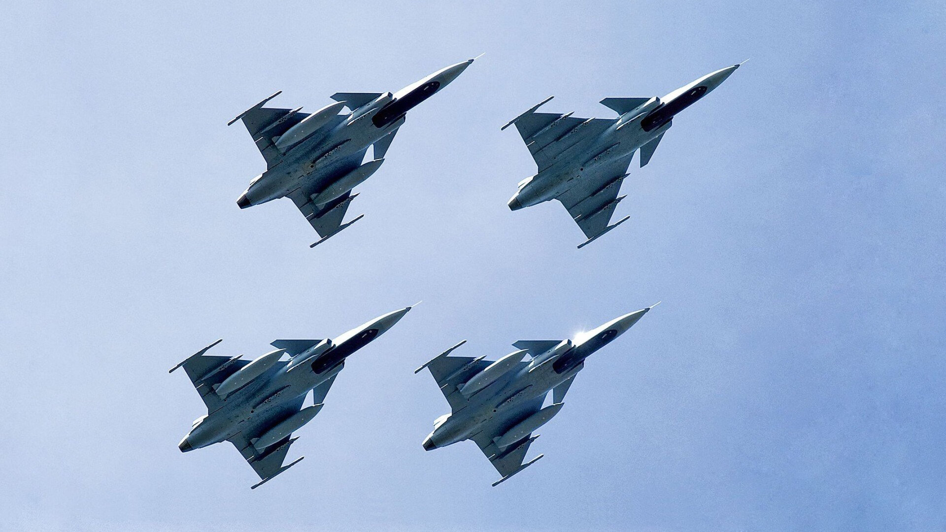 突发滑雪赛事中滑道结冰引发连环摔,滑雪场结冰正常吗