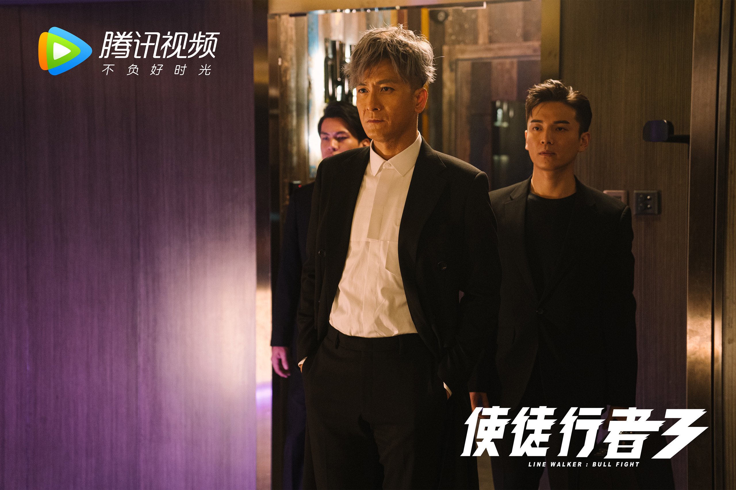 突发滑雪赛事中滑道结冰引发连环摔,滑雪场结冰正常吗