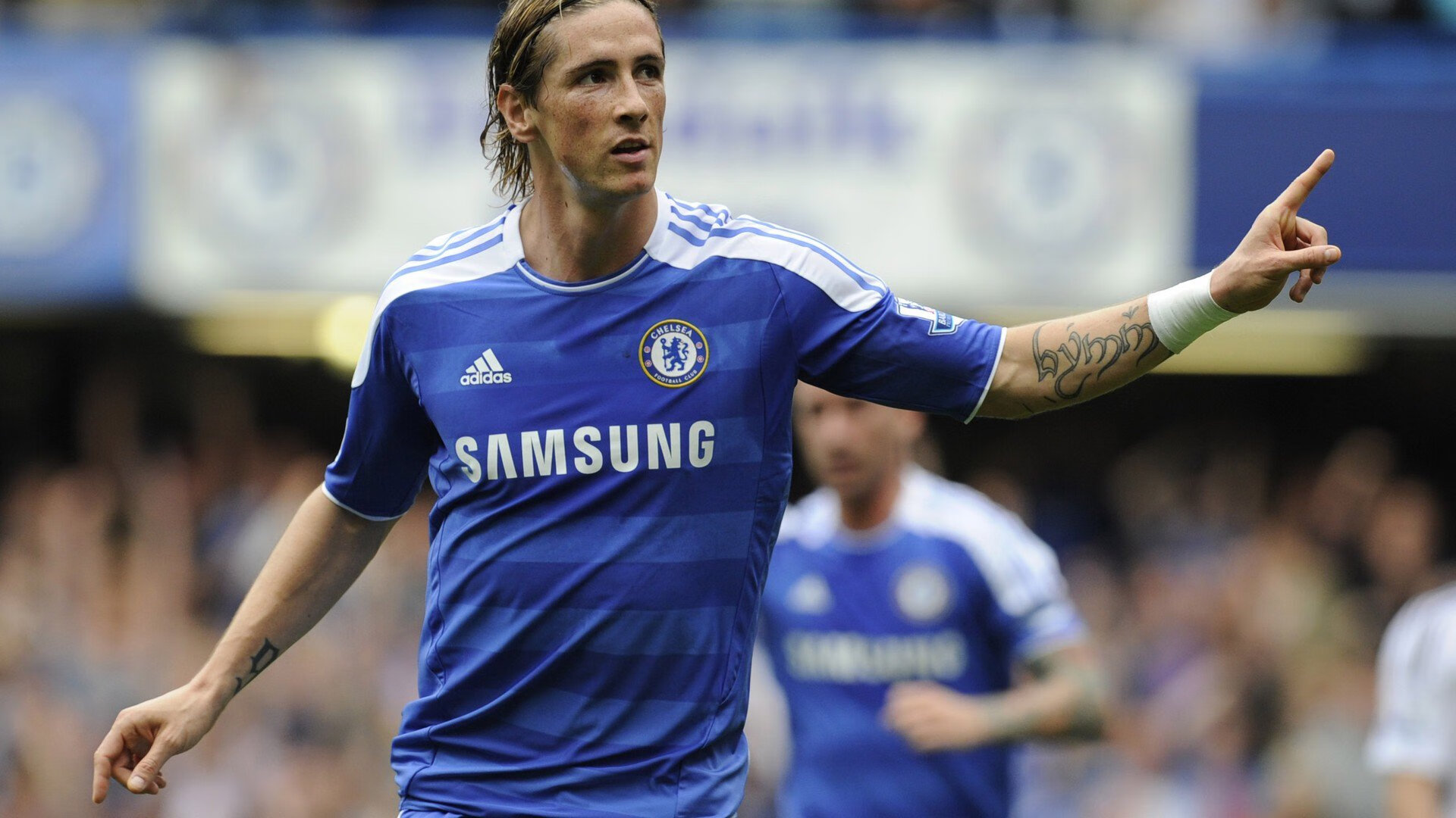 现场气氛火爆！球迷欢呼声不断，场面热烈！，球迷们非常激动